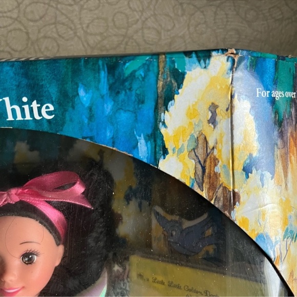 Walt Disney's Snow White Doll - Picture 5 of 13